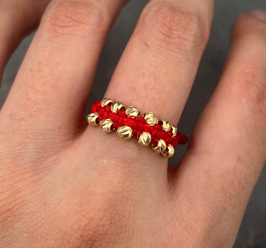 Anillo en hilo rojo con bolas diamantadas 0.75gr / Oro Amarillo Nac (Joya) P