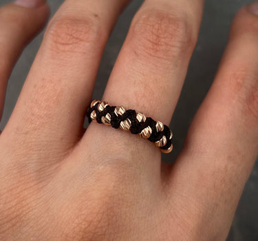Anillo en hilo negro con bolas diamantadas 0.7gr / Oro Rosado Nac (Joya) P