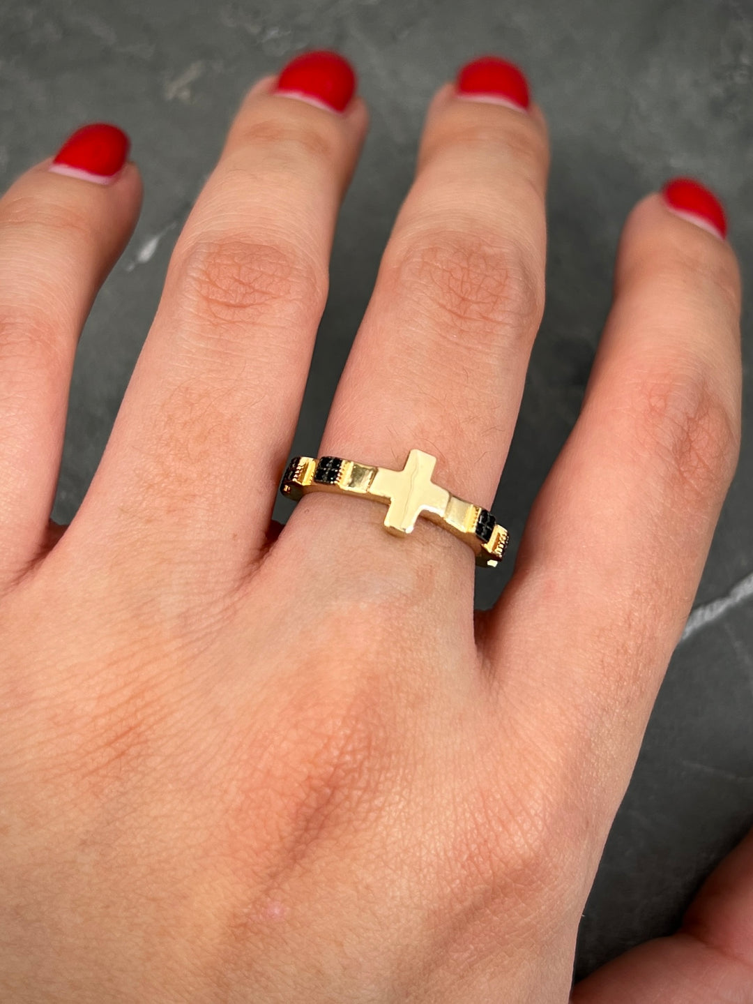 Anillo Cruz Con Swarovski Negro 2.8gr / Talla 6 — Oro Amarillo