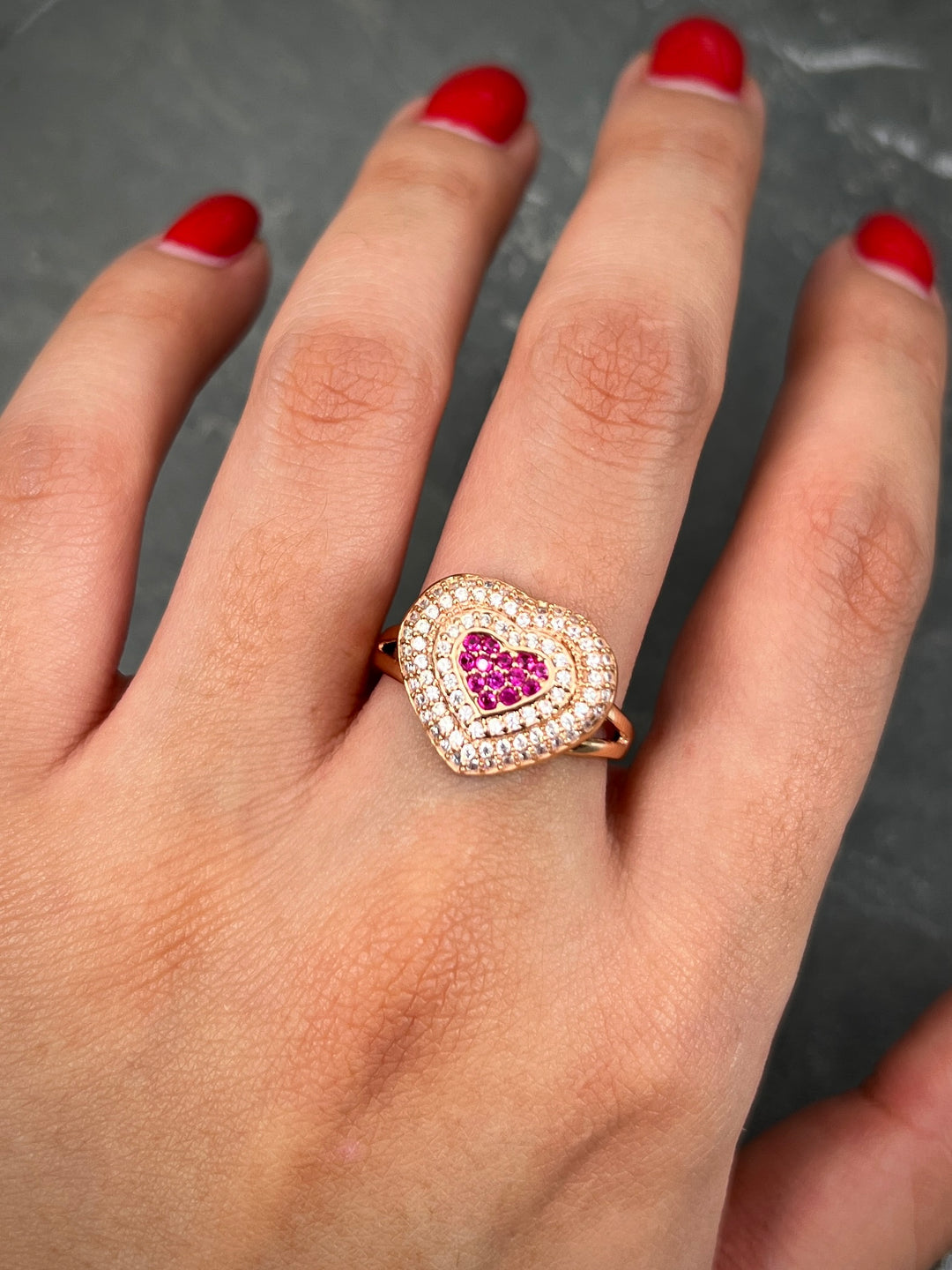 Anillo Corazon SWarovski Blanco Y Fucsia 4.45gr / Talla 7 1/2 — Oro Rosado