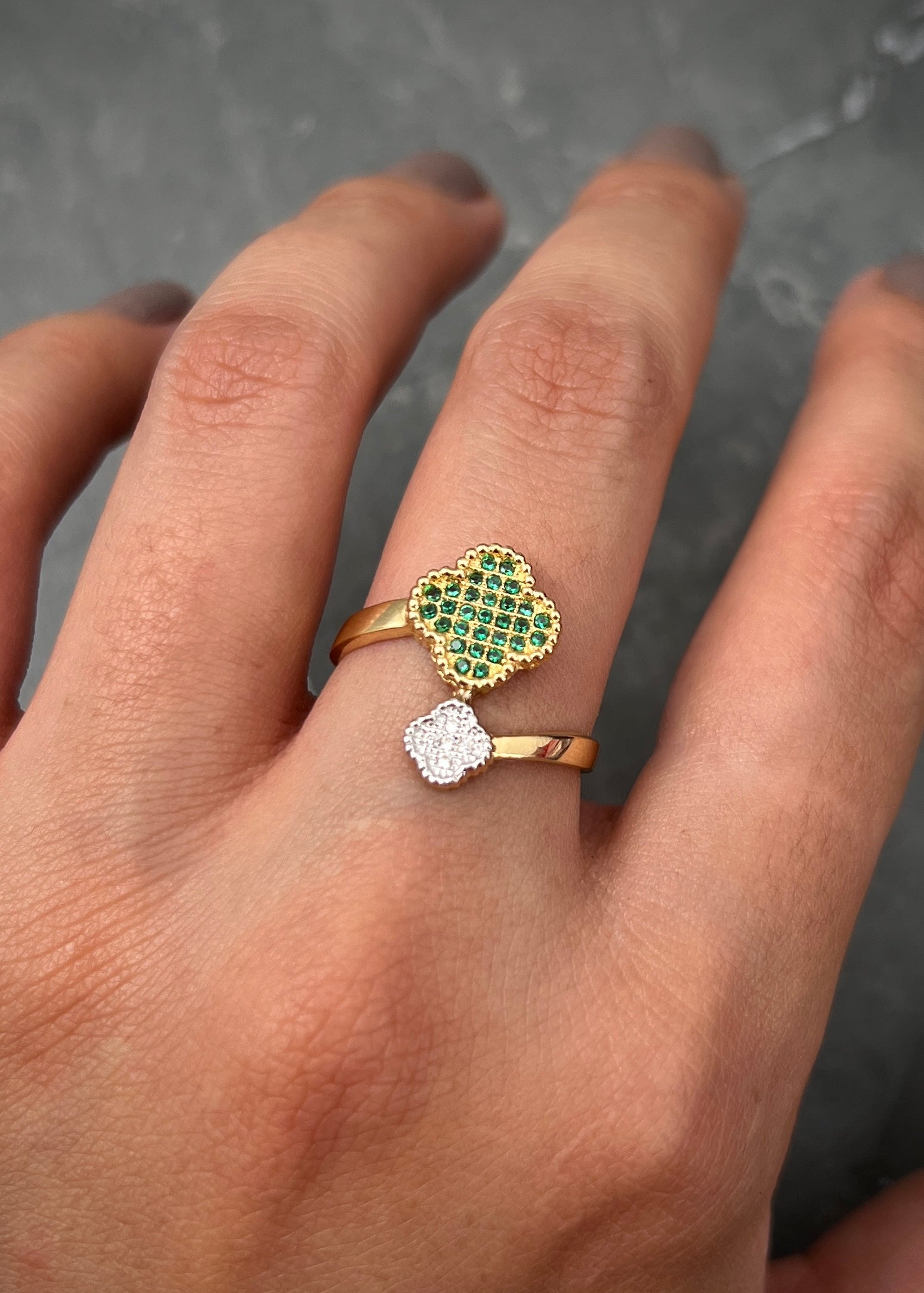Anillo lucky clover con swarovski verde y blanco 2.75gr / TALLA 6 1/2 / Oro Amarillo Nac P