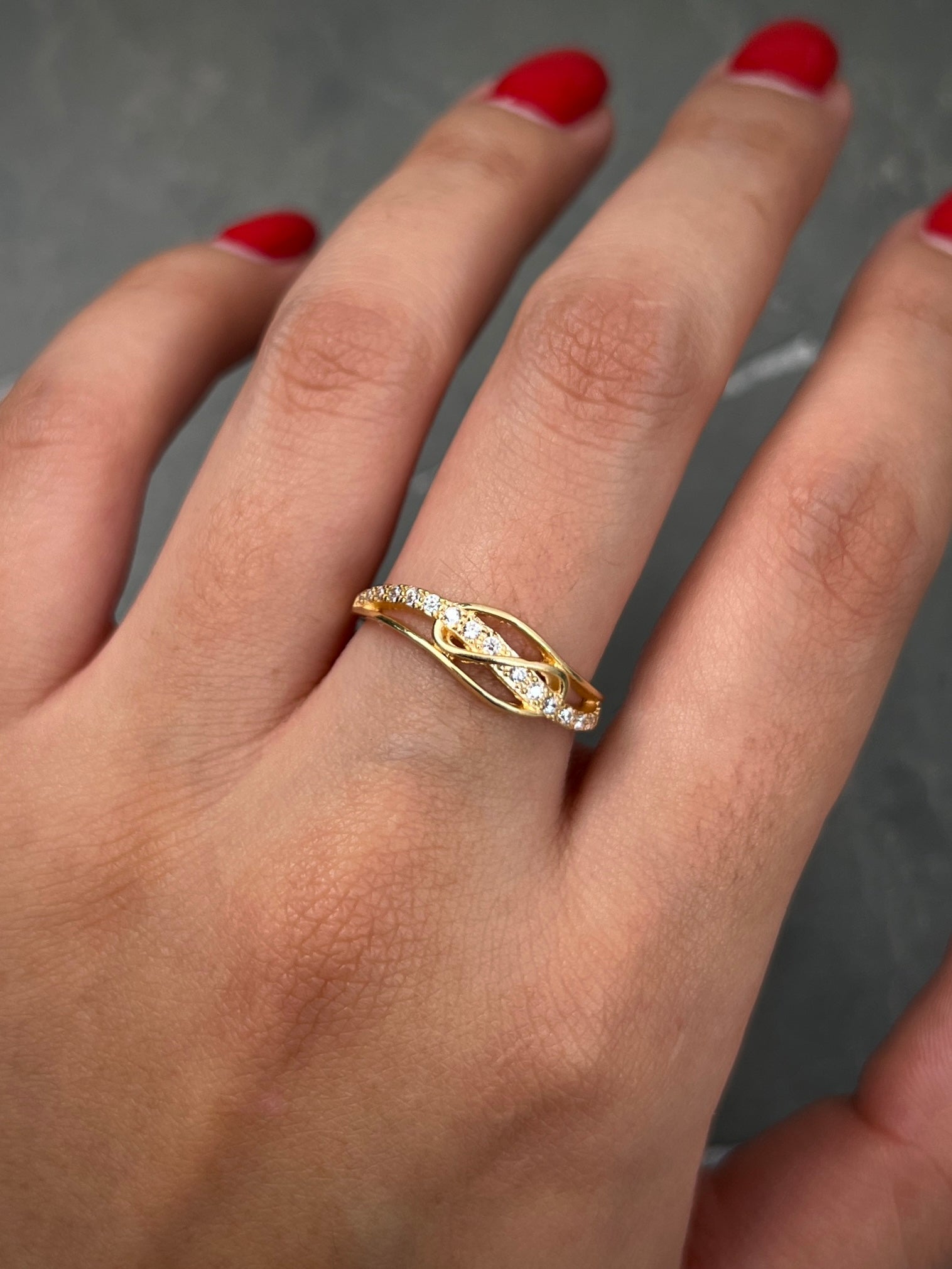 Anillo Con Swarovski Blanco 2.45gr / TALLA 6 3/4 / Oro Amarillo Nac P