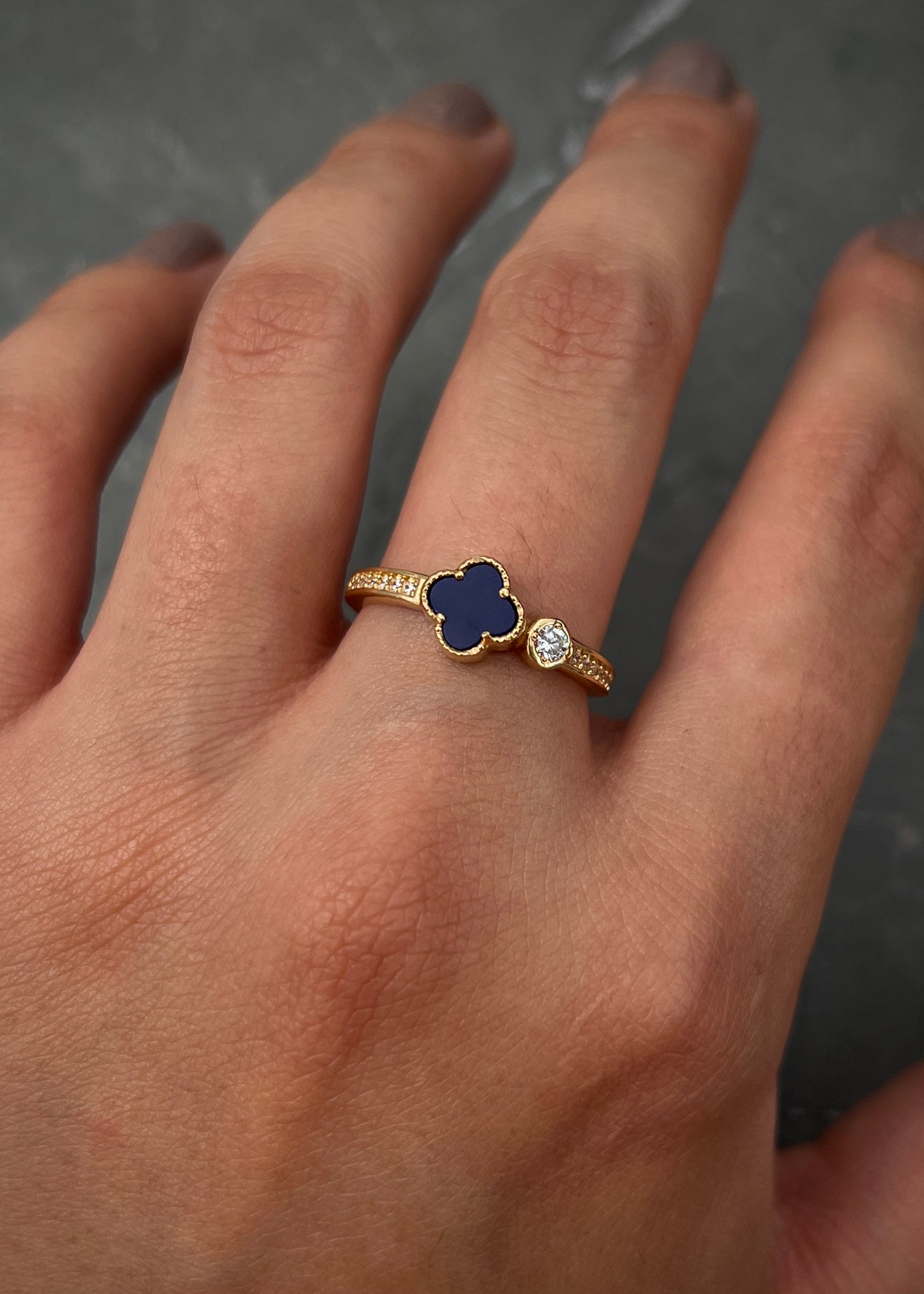 Anillo lucky clover piedra azul con swarovski blanco 2.35gr / TALLA 6 3/4 / Oro Amarillo Nac B