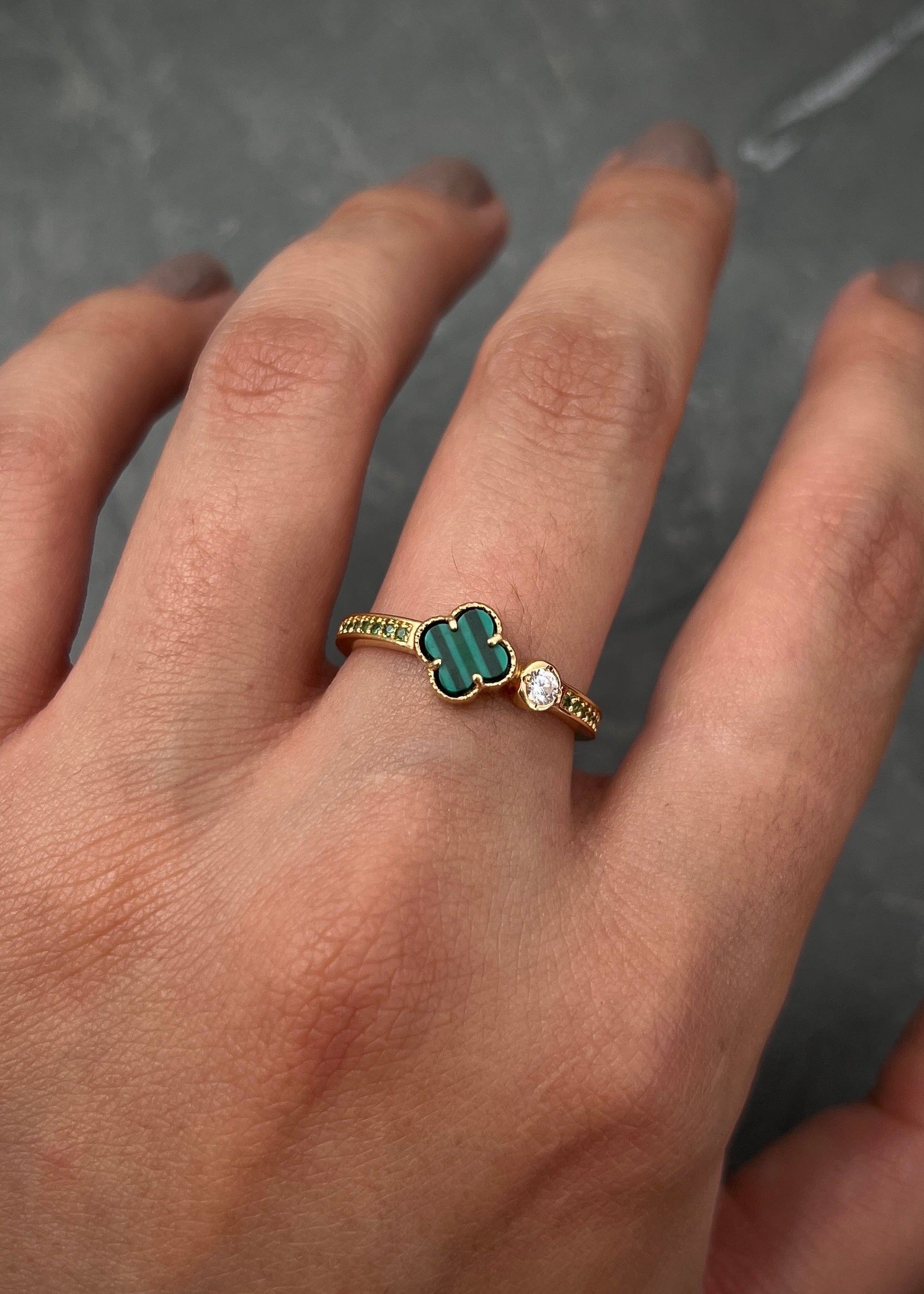 Anillo lucky clover con swarovski blanco y verde 2.2gr / TALLA 6 3/4 / Oro Amarillo Nac M