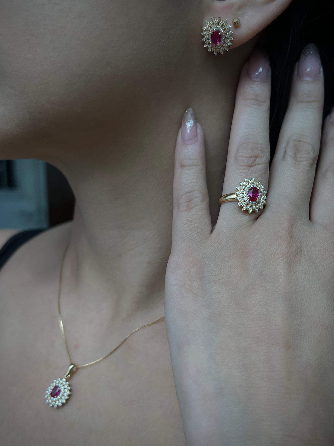 Topos Ovalado Con Swarovski Central Fucsia Y Laterales Blancos 4.35gr / Largo 1.4cm — Oro Amarillo
