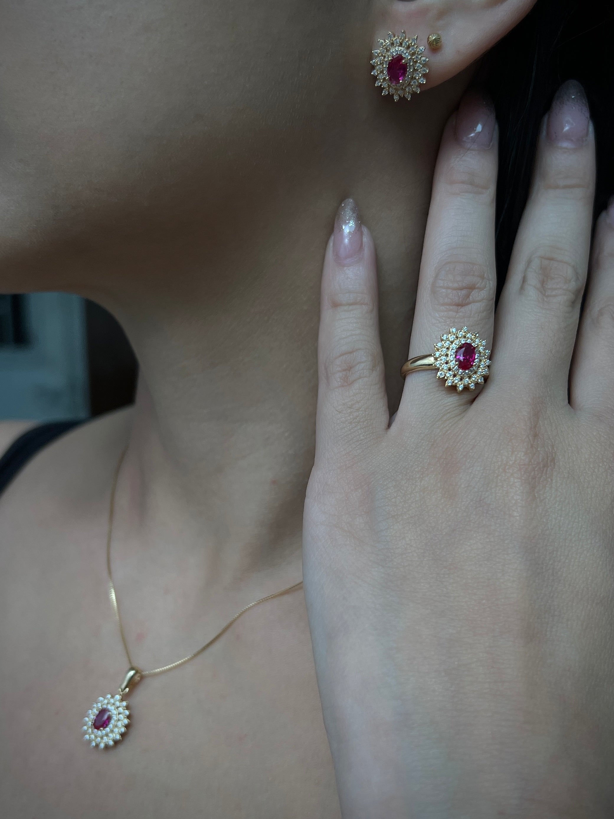 Topos Ovalado Con Swarovski Central Fucsia Y Laterales Blancos 4.35gr / Largo 1.4cm / Oro Amarillo Nac M