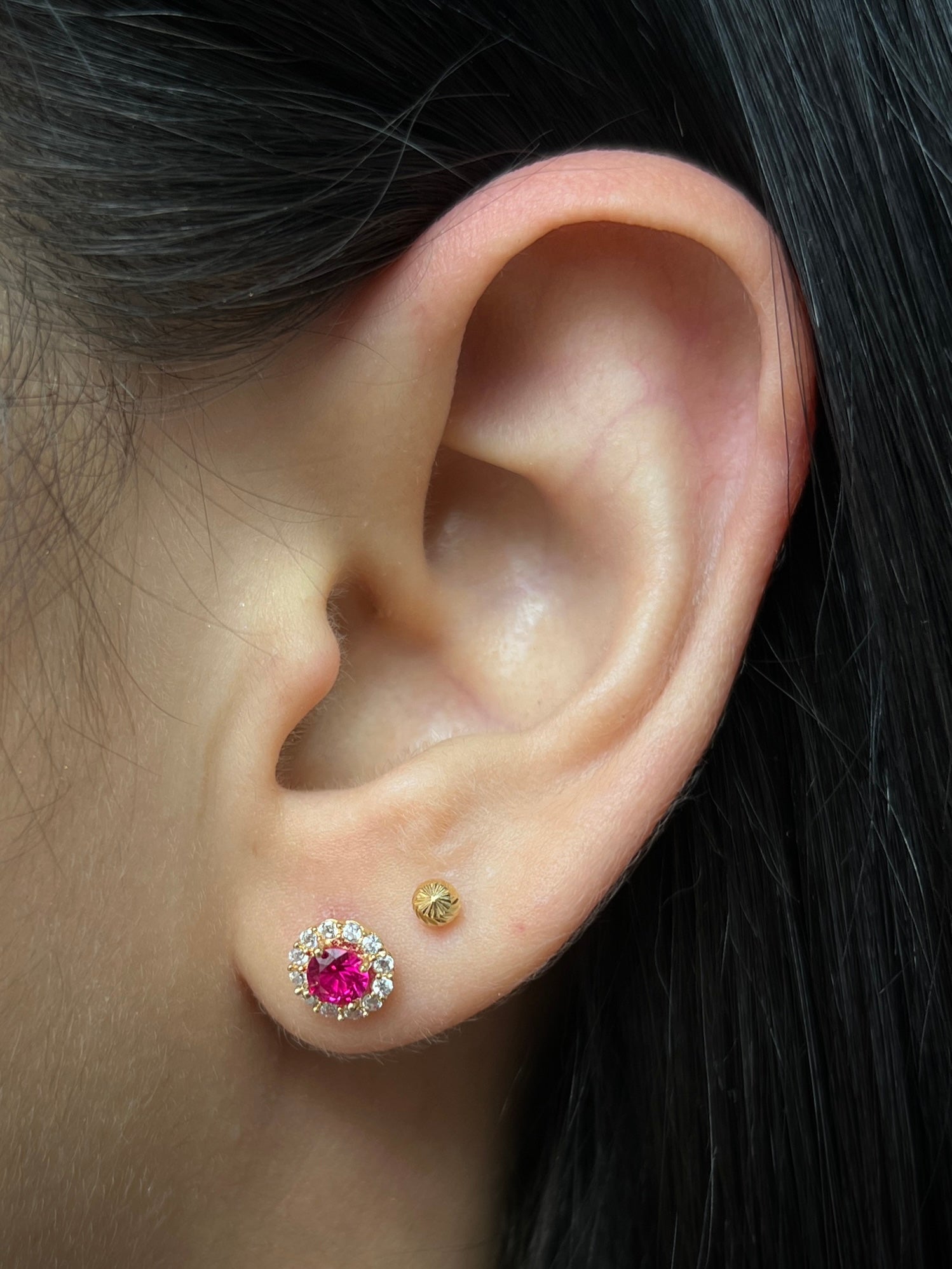 Topos Tipo Flor Con Swarovski Fucsia 2.05gr / Largo 1.5cm / Oro Amarillo Nac B