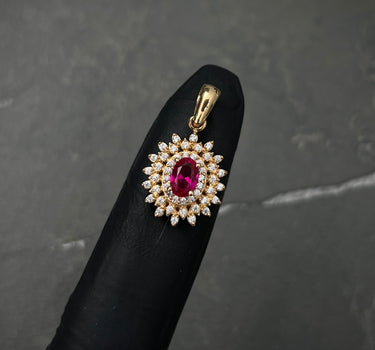 Dije Ovalado Con Swarovski Central Fucsia Y Laterales Blancos 2.45gr / Largo 2.2cm / Oro Amarillo Nac M