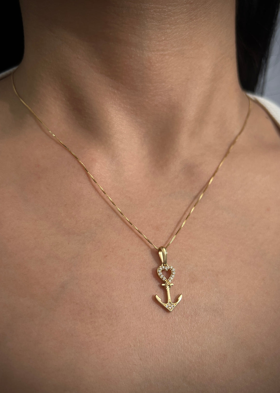 Dije ancla en corazon con swarovski blanco 1.35gr / Largo 2.4cm — Oro Amarillo