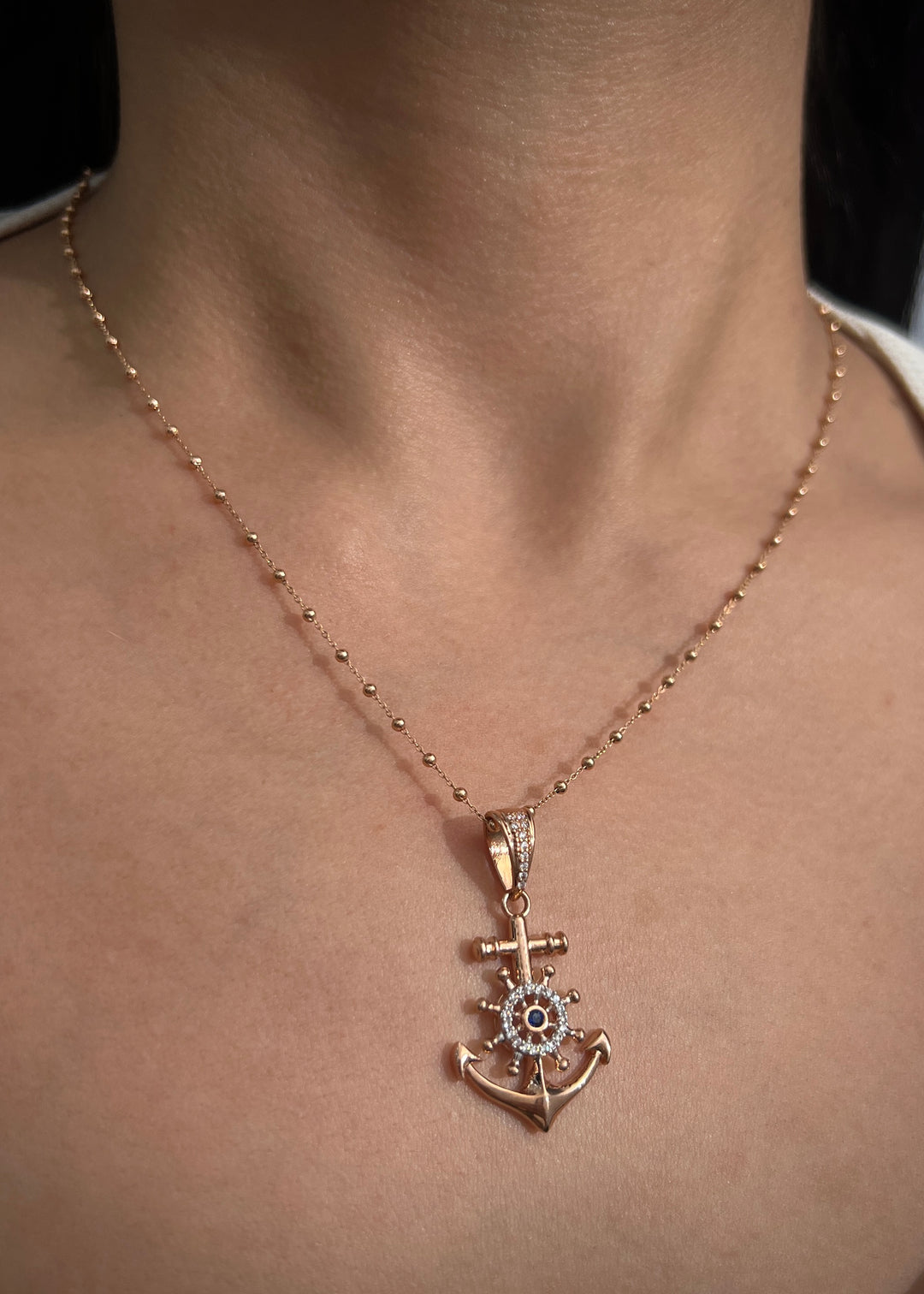 Dije ancla con swarovski azul y blanco 4.05gr / Largo 4.3cm — Oro Rosado