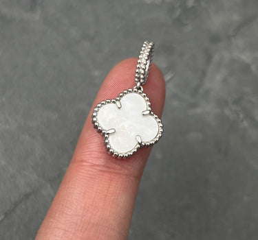 Dije lucky clover piedra blanca 2gr / Largo 2.3cm / Oro Blanco Nac B