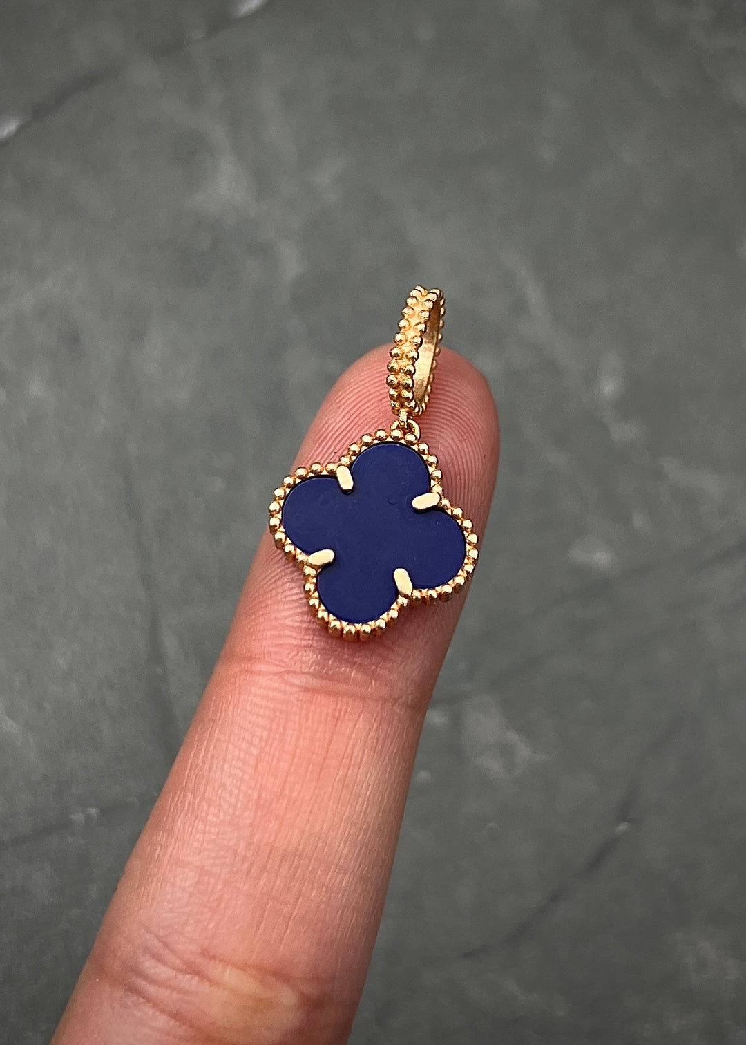 Dije lucky clover piedra azul 1.85gr / Largo 2.3cm — Oro Rosado