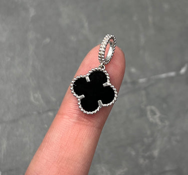 Dije lucky clover piedra negra 1.95gr / Largo 2.3cm / Oro Blanco Nac B