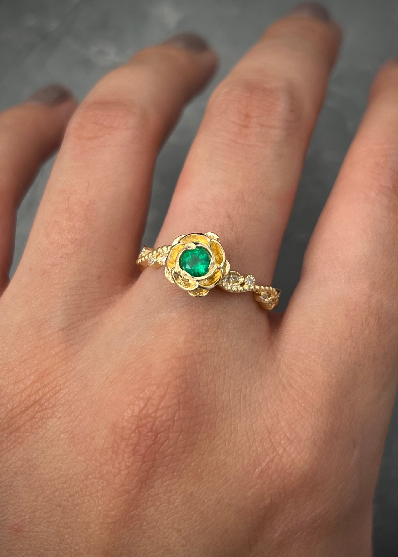 Solitario flor con 21pts de esmeralda y 10pts de diamantes 3.35gr / TALLA 7 1/2 / Oro Amarillo Nac (Joya) B