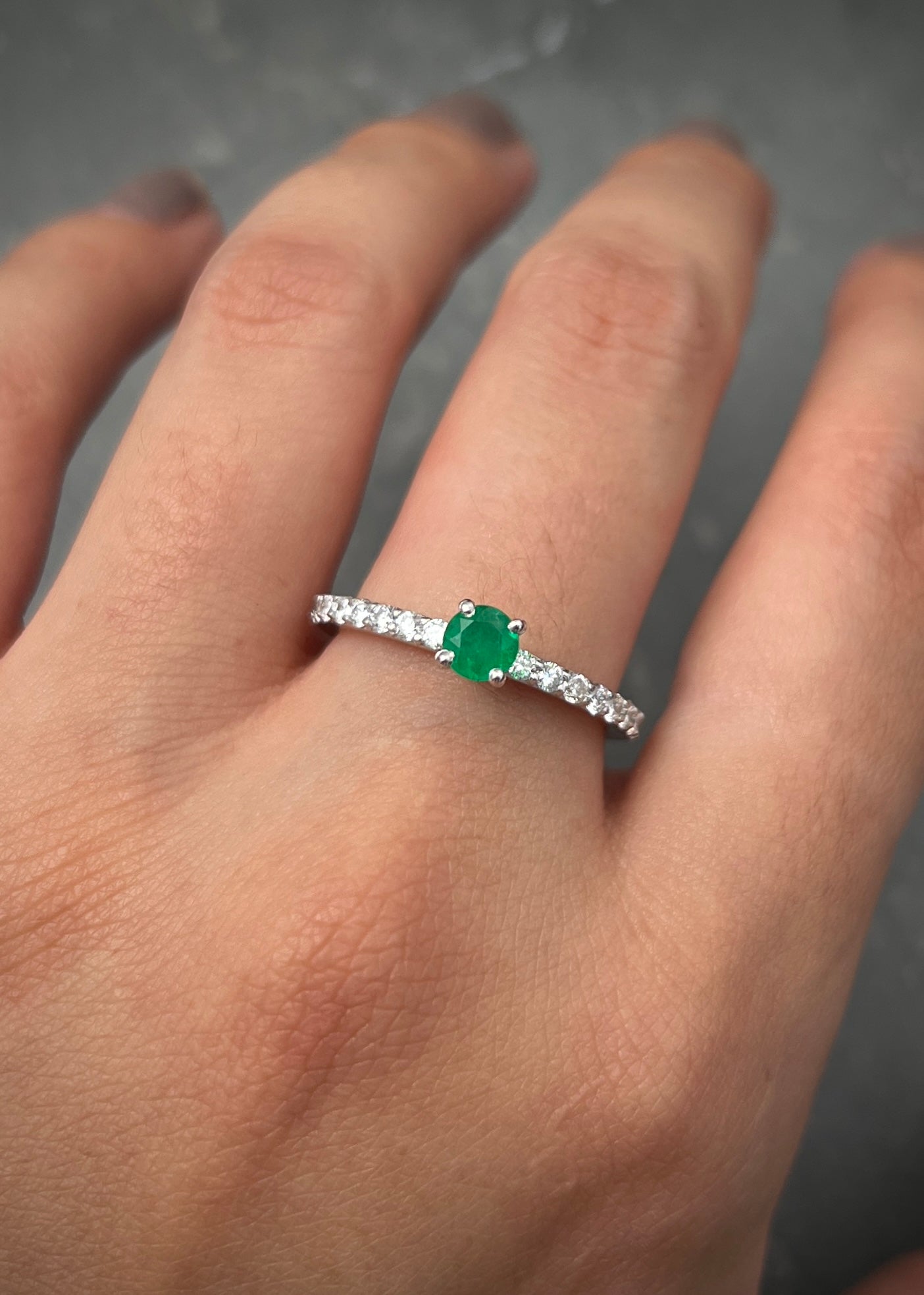 Solitario con 29pts de esmeralda y 40pts de diamantes 2.8gr / TALLA 7 1/2 / Oro Blanco Nac (Joya) B