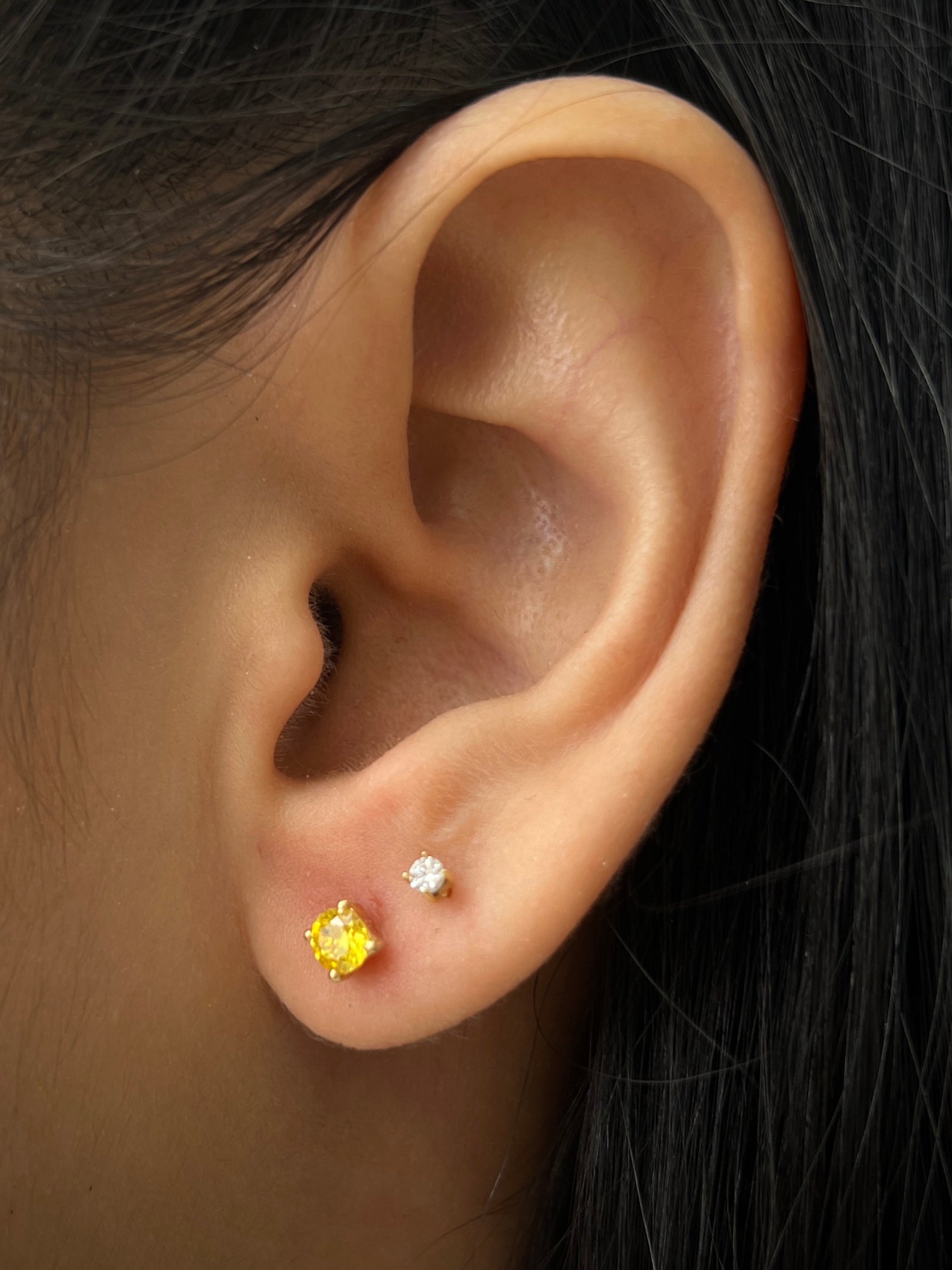Topos con swarovski amarillo 0.9gr / 0.4cm / Oro Amarillo Nac B