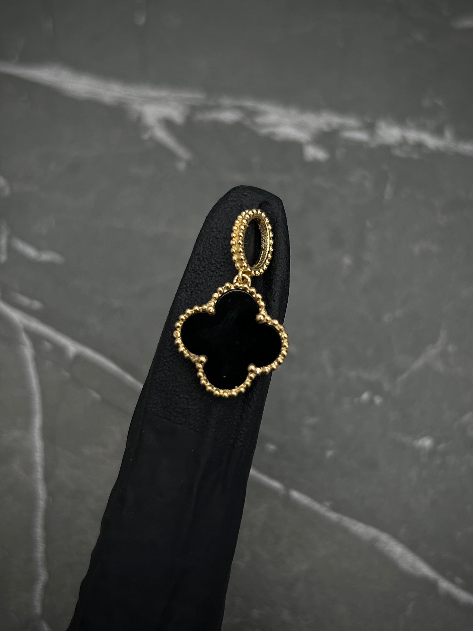 Dije Lucky Clover Piedra Negra 1.8gr / 2.3cm / 13.8mm — Oro Amarillo