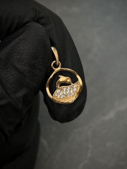 Dije Medalla De Delfin Con Swarovski Blanco 1.1gr / Largo 2.0cm / Oro Amarillo Nac M