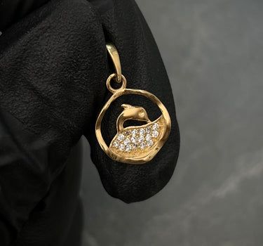 Dije Medalla De Delfin Con Swarovski Blanco 1.1gr / Largo 2.0cm / Oro Amarillo Nac M