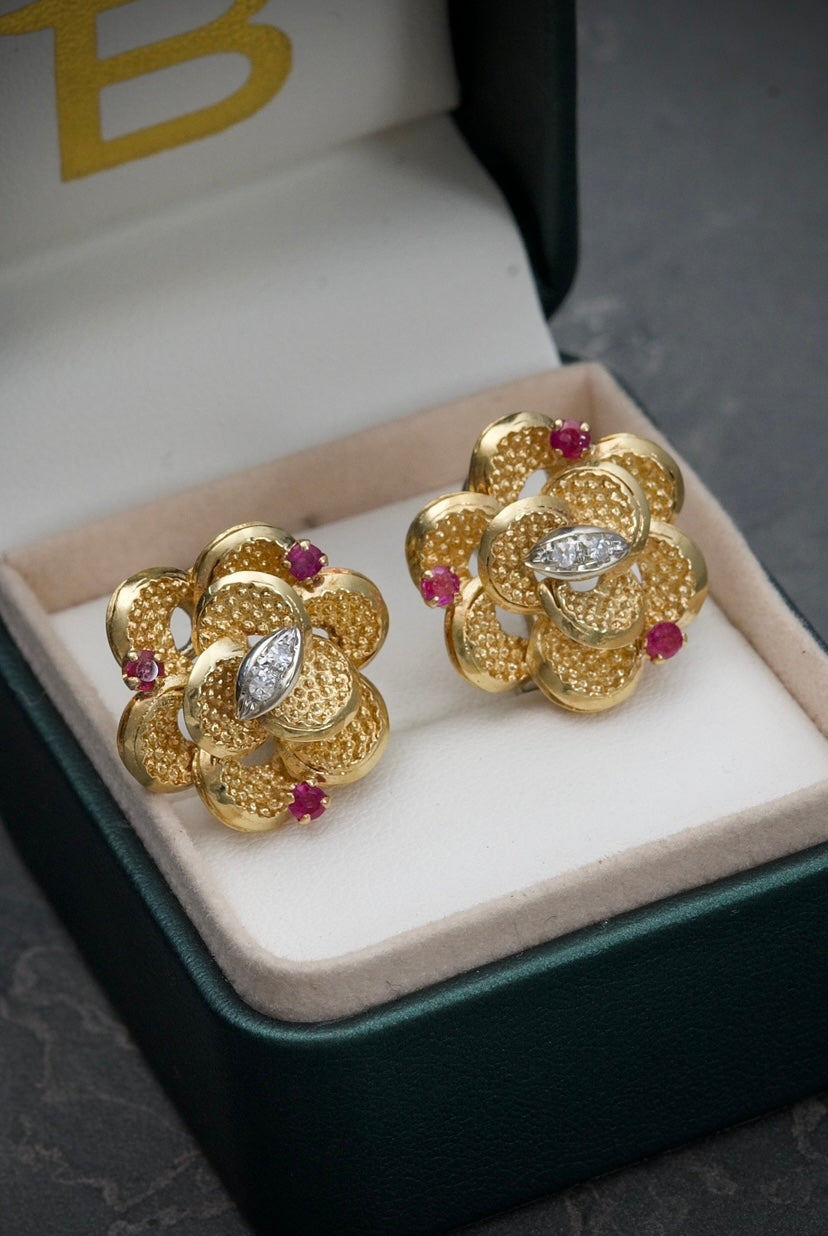 Aretes de flor con 0.48QTS de rubie 18.75gr / 2cm — Oro Amarillo