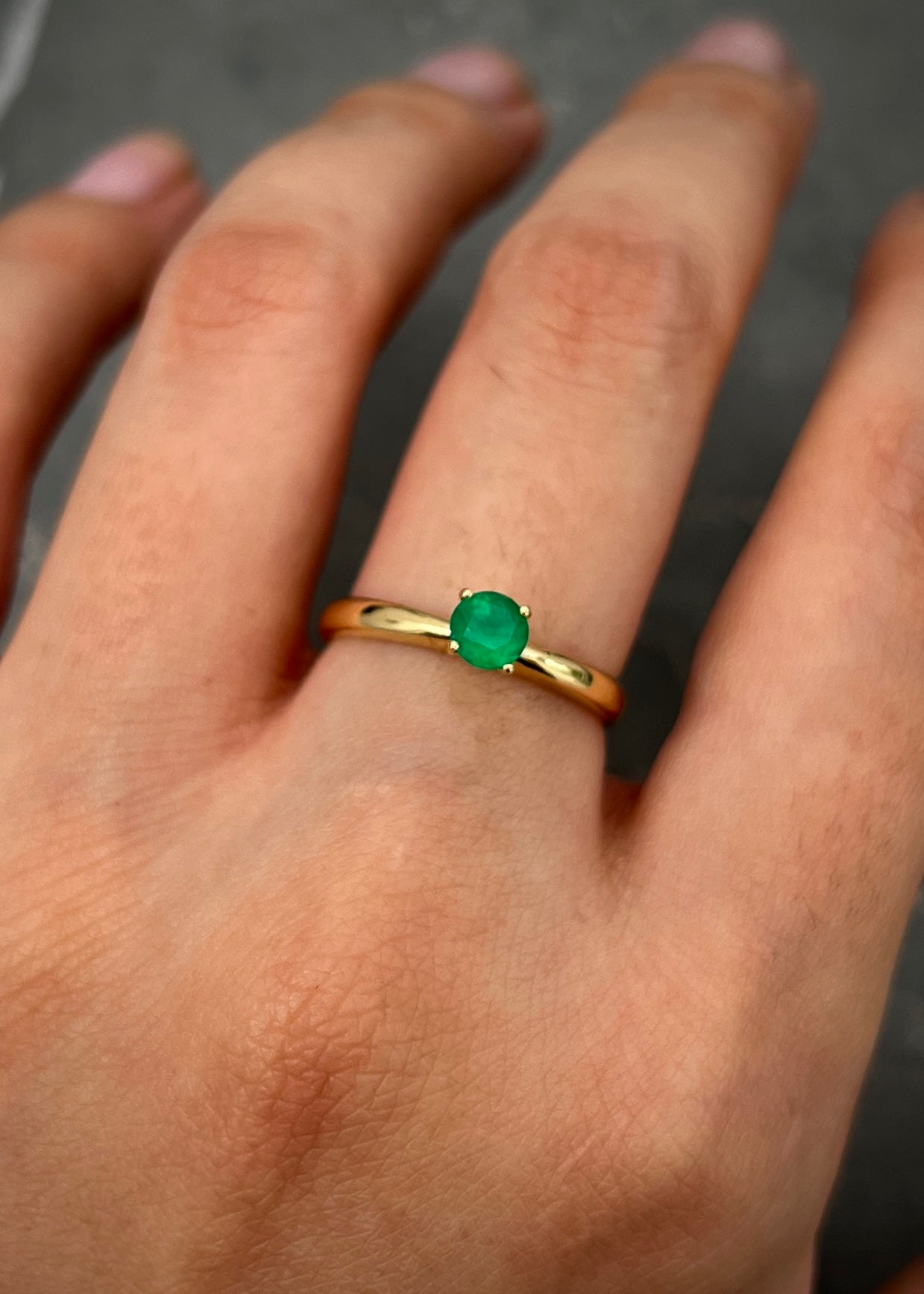 Solitario con 35pts de esmeralda 2.7gr / TALLA 6 / Oro Amarillo (Joya) B