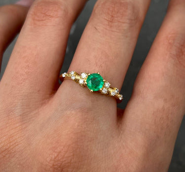 Solitario con 32pts de esmeralda y 14pts de diamantes 2.35gr / TALLA 6 / Oro Amarillo (Joya) B