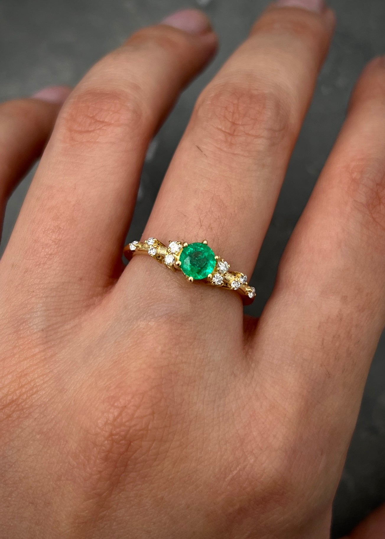 Solitario con 47pts de esmeralda y 14pts de diamantes 2.6gr / TALLA 6 / Oro Amarillo (Joya) M