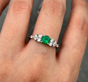 Solitario con 53pts de esmeralda y 20pts de diamantes 2.8gr / TALLA 6 / Oro Blanco (Joya) M