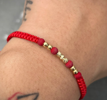 Pulsera en hilo rojo con bolas lisas. diamantadas y neoprenos 0.3gr / Oro Amarillo (Joya) M