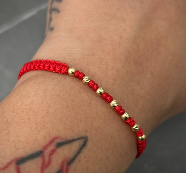 Pulsera en hilo rojo con bolas lisas y diamantadas 3mm 0.35gr / Dos Oros (Joya) M