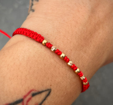 Pulsera en hilo rojo con bolas lisas y diamantadas 3mm 0.35gr / Tres Oros (Joya) M