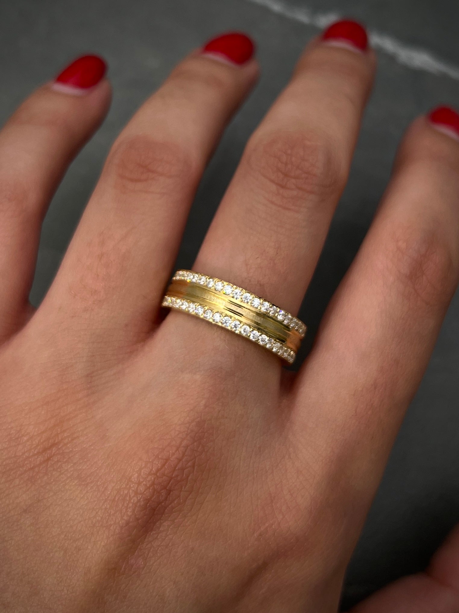 Argolla Con Swarovski Y Bicel 9.35gr / TALLA 7 1/2 / Oro Amarillo Nac M