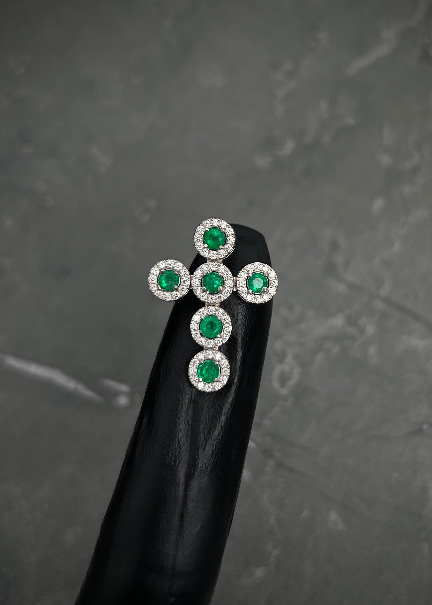 Dije cruz con 50pts de esmeralda y 30pts de diamantes 2.7gr / Largo 2.3cm / Oro Blanco (Joya) P