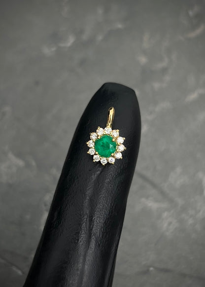 Dije flor con 30pts de esmeralda y 10pts de diamantes 0.7gr / Largo 1.1cm / Oro Amarillo (Joya) B