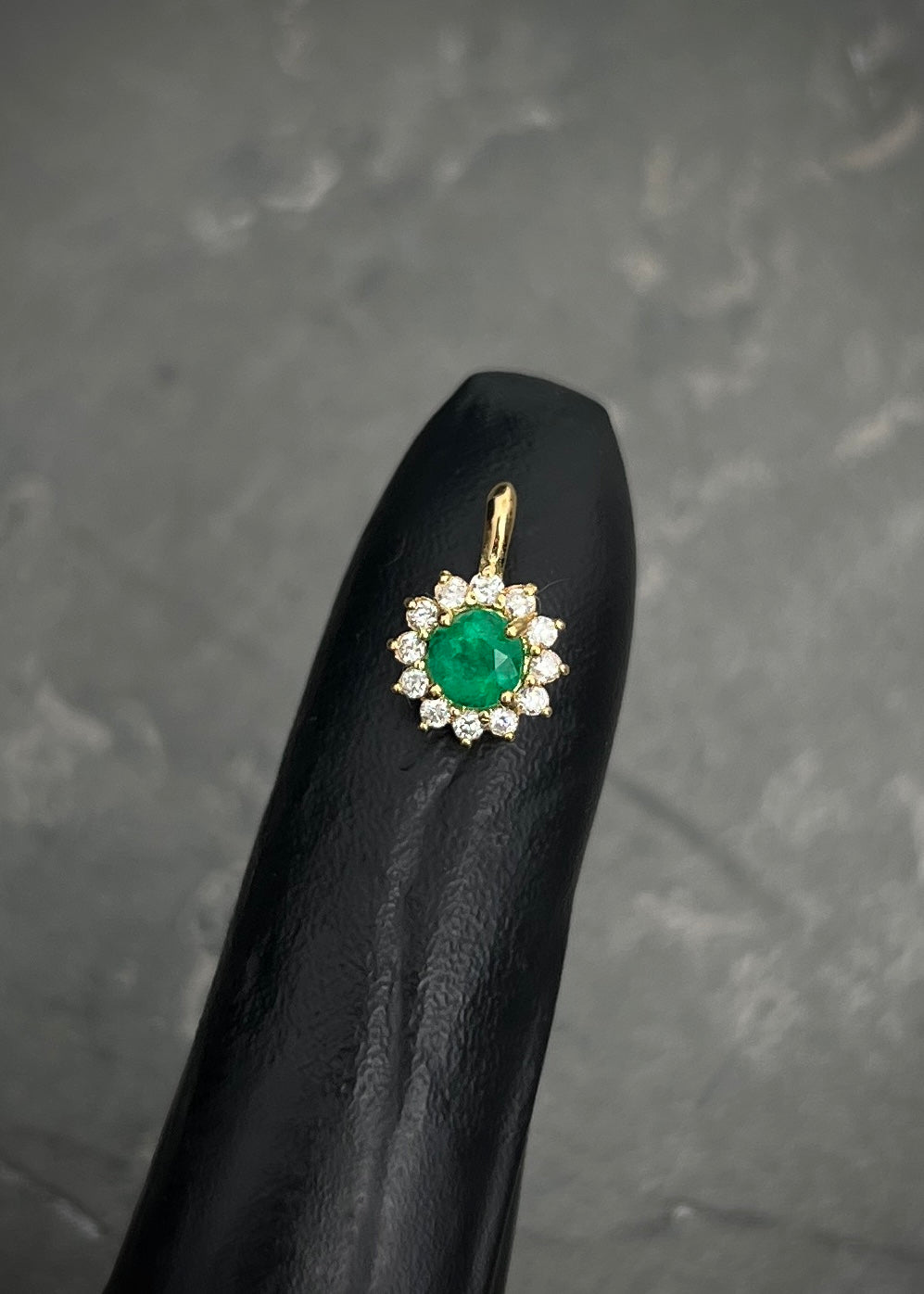 Dije flor con 30pts de esmeralda y 10pts de diamantes 0.7gr / Largo 1.1cm / Oro Amarillo (Joya) B