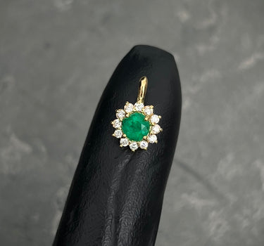 Dije flor con 30pts de esmeralda y 10pts de diamantes 0.7gr / Largo 1.1cm / Oro Amarillo (Joya) B