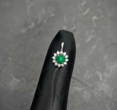 Dije flor con 26pts de esmeralda y 10pts de diamantes 0.6gr / Largo 1.1cm / Oro Blanco (Joya) B