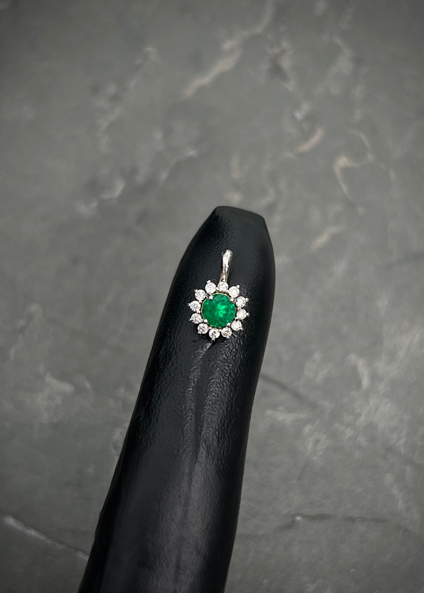 Dije flor con 31pts de esmeralda y 10pts de diamantes 0.65gr / Largo 1.1cm / Oro Blanco (Joya) B