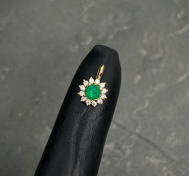 Dije flor con 22pts de esmeralda y 10pts de diamantes 0.65gr / Largo 1.1cm / Oro Amarillo (Joya) B