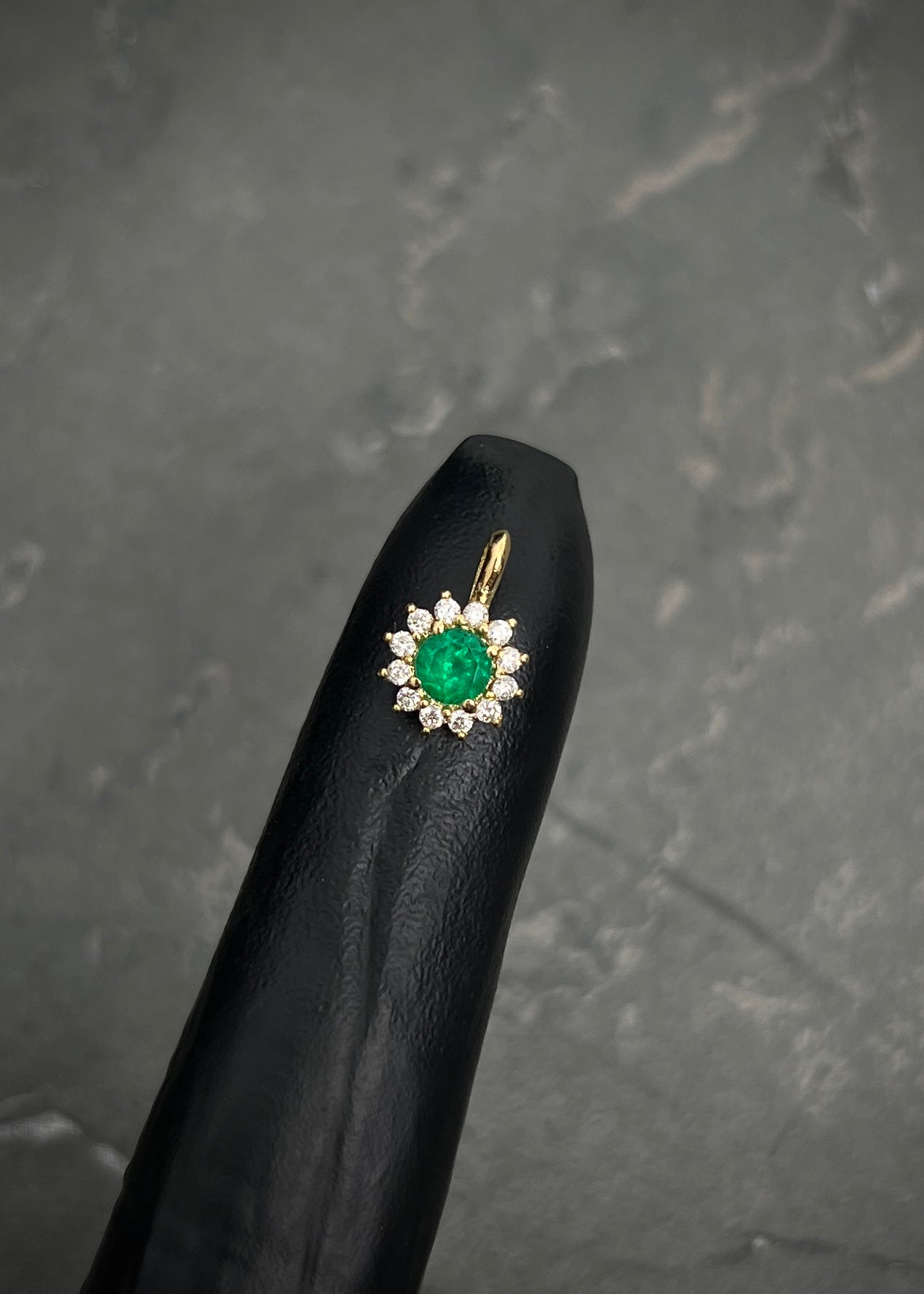 Dije flor con 27pts de esmeralda y 10pts de diamantes 0.7gr / Largo 1.1cm / Oro Amarillo (Joya) M
