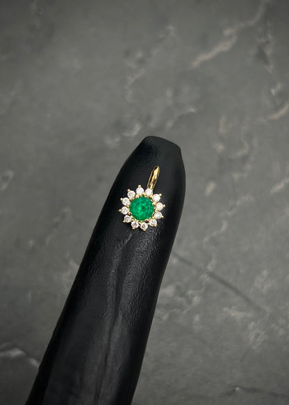 Dije flor con 27pts de esmeralda y 10pts de diamantes 0.7gr / Largo 1.1cm / Oro Amarillo (Joya) M