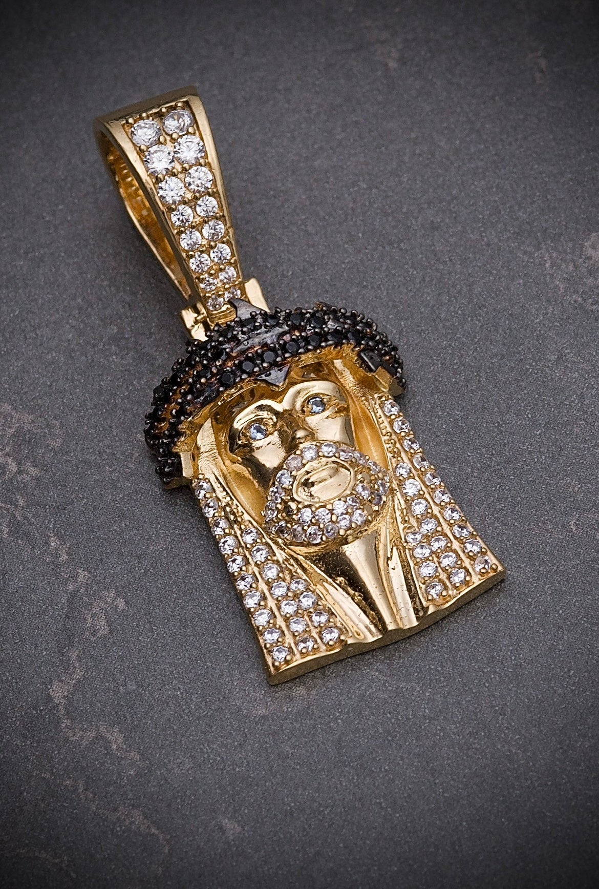 Dije de jesus con swarovski blanco / negro 13gr / 4cm / Oro Amarillo Nac B