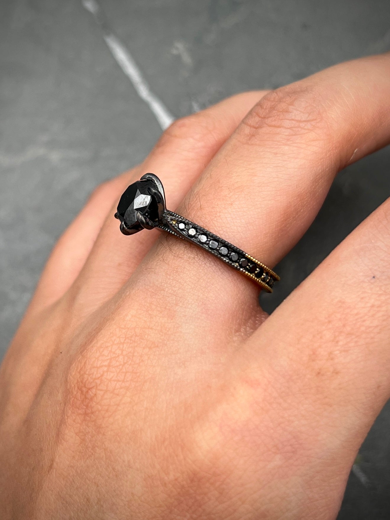 Solitario con 238pts de diamante negro central y 55pts laterales en diamante negro 5.15gr Talla 6 1/2 / Oro Amarillo (Joya) M