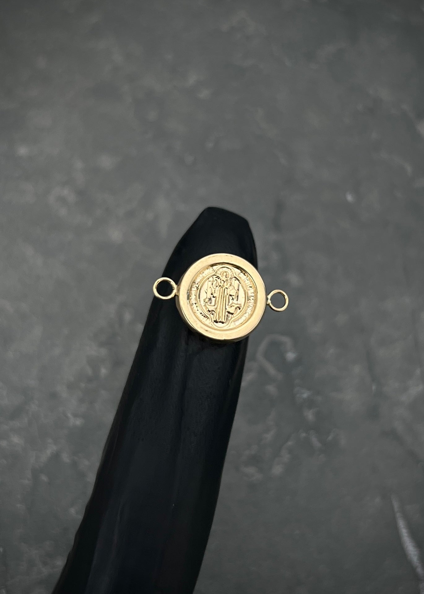 Herraje san benito  0.7gr / Largo 1.9cm / Oro Amarillo Nac B
