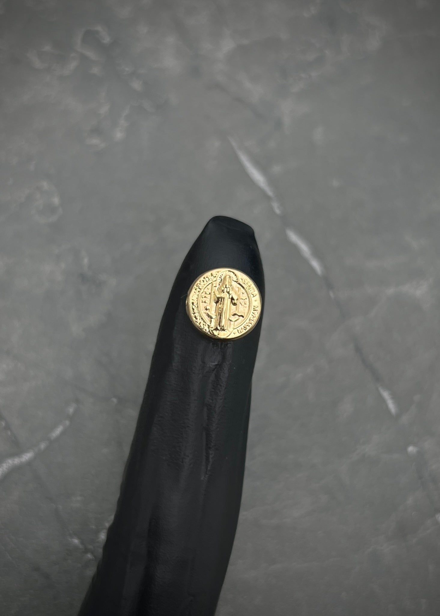 Herraje san benito 0.35gr / Largo 0.8cm / Oro Amarillo Nac B