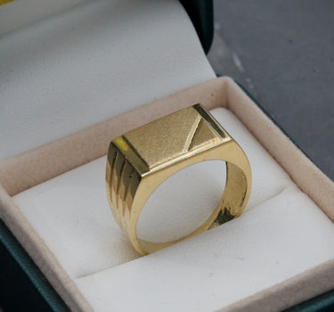 Anillo Rectangular Con Mateado 6.8gr / Talla: 9 / Oro Amarillo Nac P