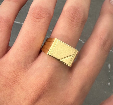 Anillo Rectangular Con Mateado 6.8gr / Talla: 9 / Oro Amarillo Nac P