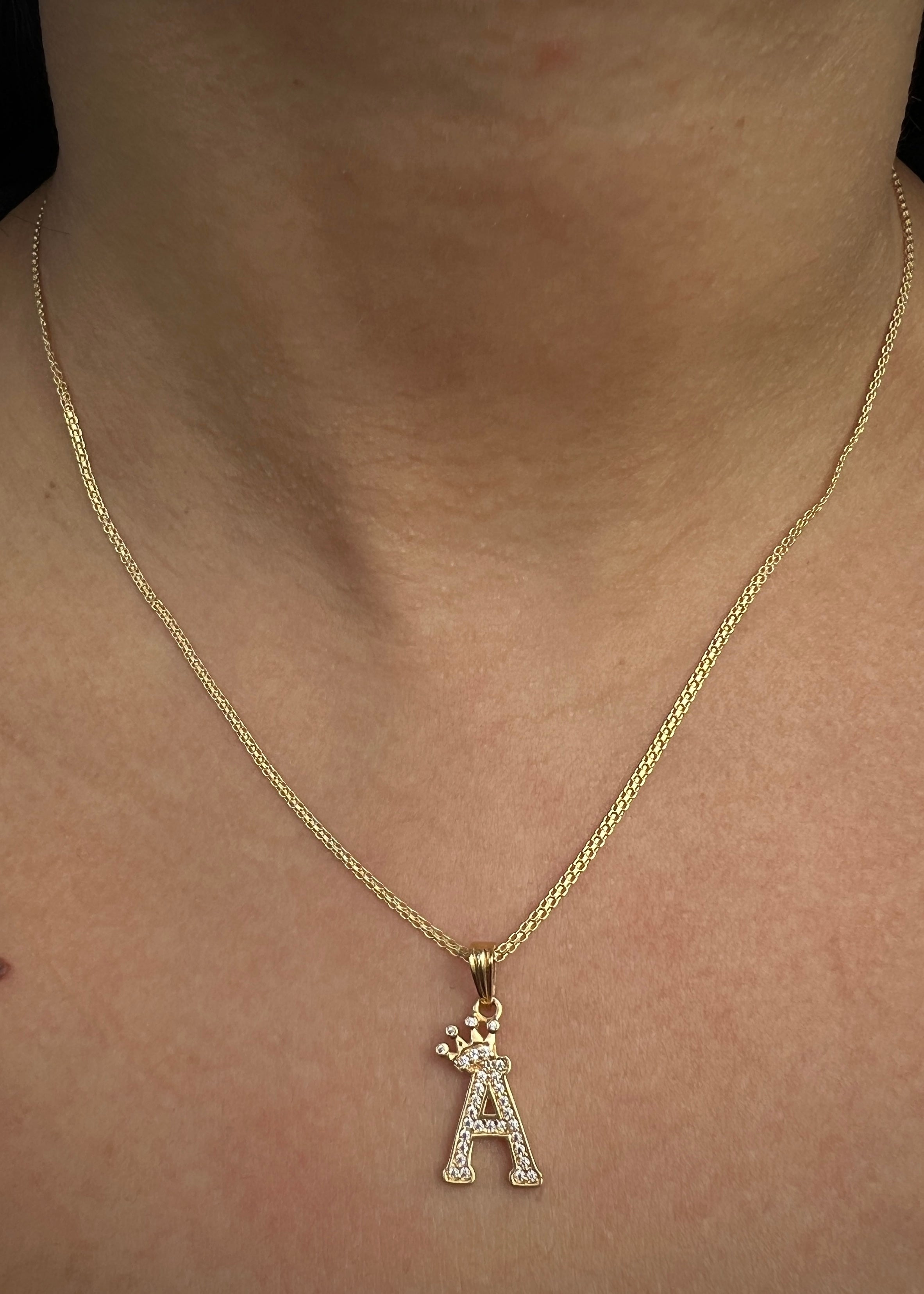 Dije letra A con swarovski blanco 1.4gr / Largo 2.4cm / Oro Amarillo Nac P