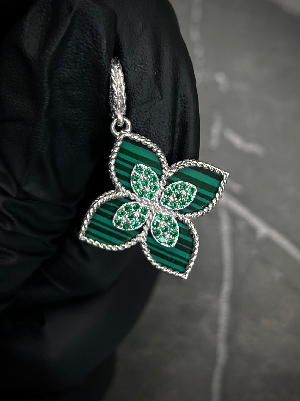 Dije lucky clover piedra verde con swarovski verde 2.2gr / Largo 3cm / Oro Blanco Nac M