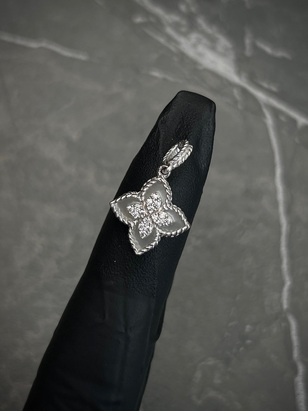 Dije lucky clover piedra blanca con swarovski blanco 1.3gr / Largo 2cm — Oro Blanco